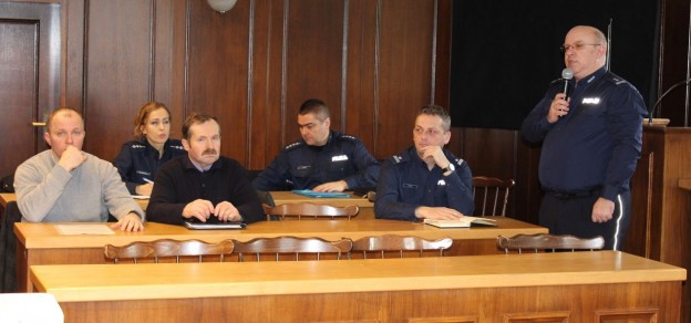 O uwagi i sugestie prosił zastępca komendanta Komendy Powiatowej Policji w Pszczynie, mł. insp. mgr Waldemar Prietz (stoi)